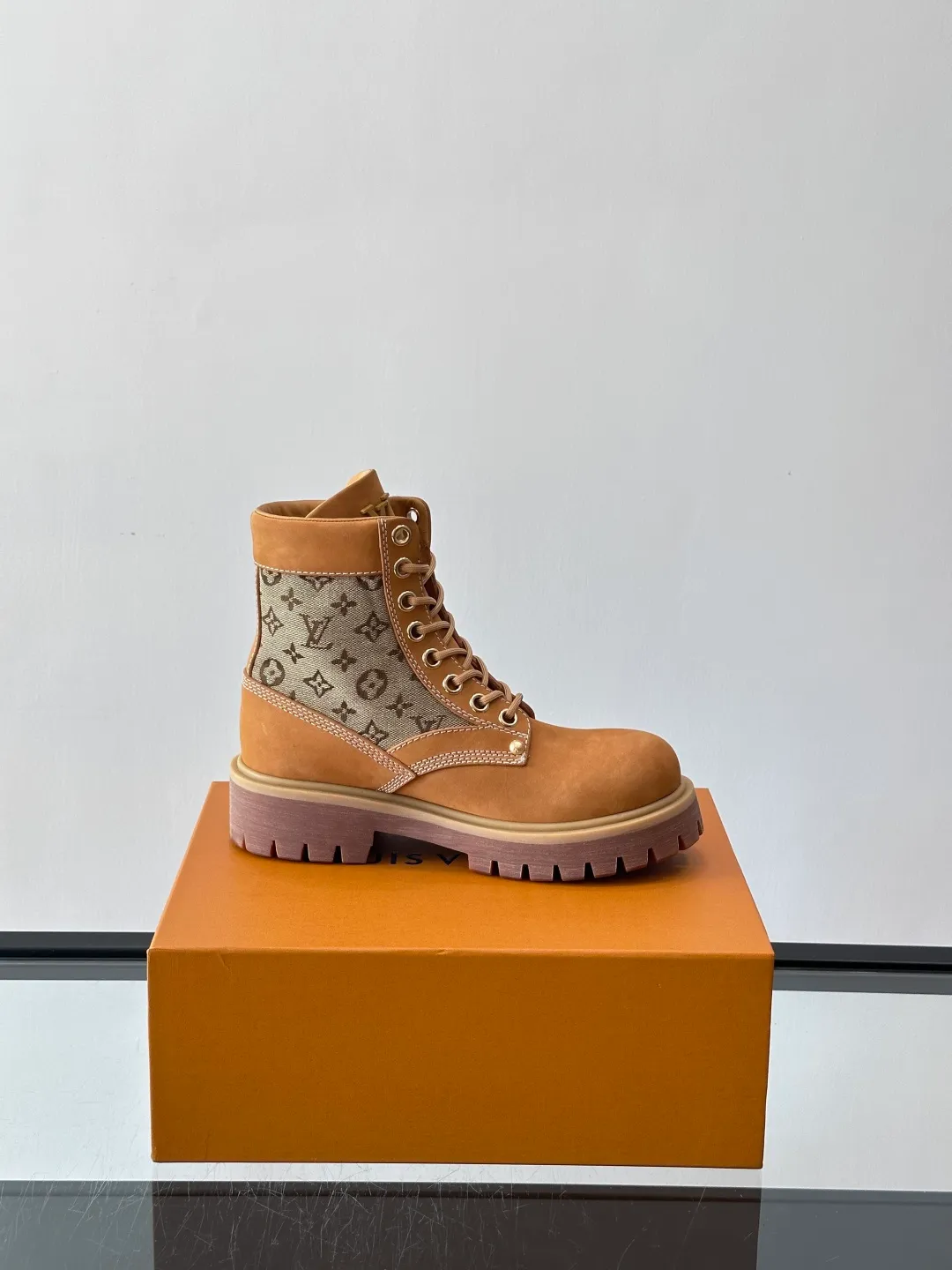 [L Home] Top P: 920💰 Size: 39-44 (45 can be customized) LOUIS VUITTON Louis Vuitton ss25 LV Donkey brand new thick-soled lace-up big-toe shoes men's casual shoes high-top short boots. These boots are crafted from top-grain calf leather for a lightweight and comfortable fit. The thick EVA outsole is embellished with eye-catching ridges, and the trendy attitude of being both strong and soft makes it an everyday choice. ✔Upper: imported first-layer cowhide ✔Lining: cowhide ✔Outsole: original molded outsole